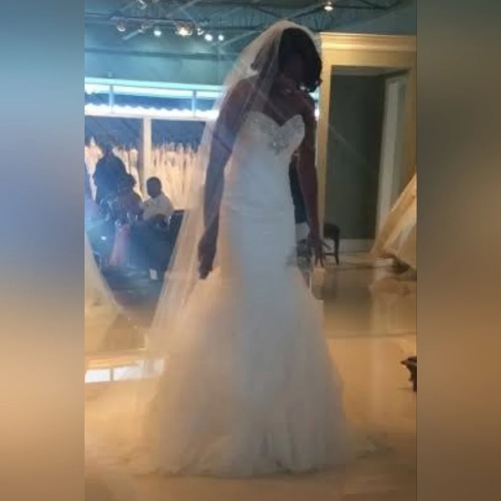 Enchanting Allure: Elegant Size 4 Wedding Dress for Timeless Beauty - Picture 5 of 8